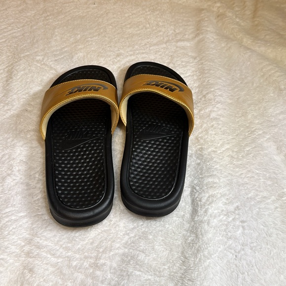 Gold Nike slides - Picture 3 of 3